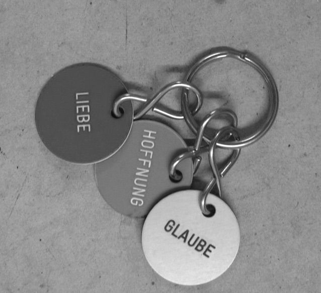 <p>Gadget: Schl&uuml;sselanh&auml;nger &quot;Glaube, Liebe, Hoffnung&quot;</p>

<p>zur Ausstellung im Chatzestrick der Gruppe 9</p>

<p>&nbsp;</p>

<p>Inszenierung im Dachstock</p>

<p>drei&nbsp;Farbdias projiziert, Requisiten</p>
